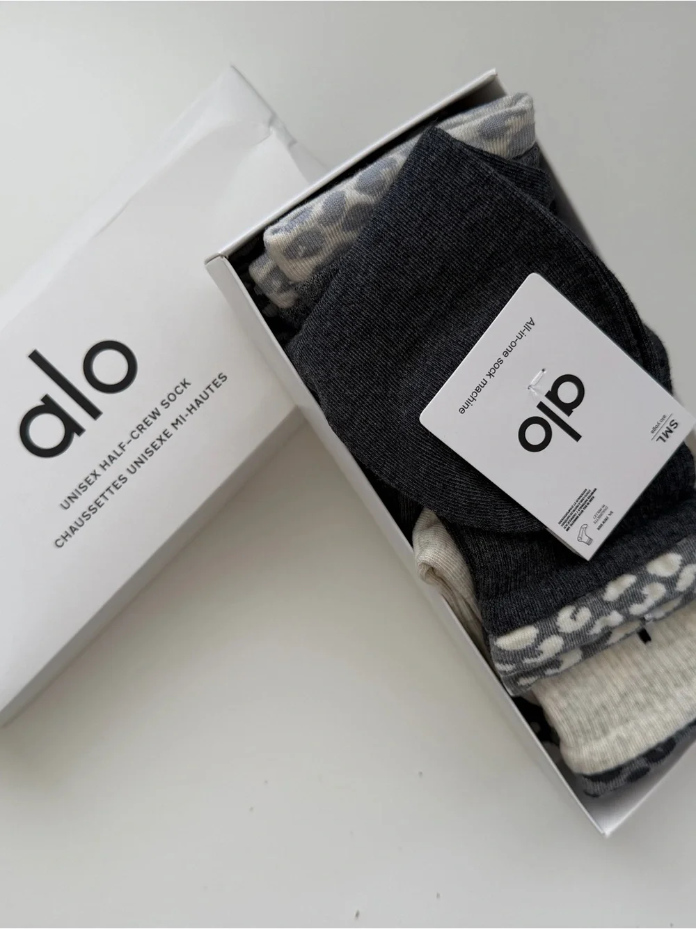 (M) ALO Yoga women's socks 5 pairs Crew Socks - Black, Cream & Multiple Grays
